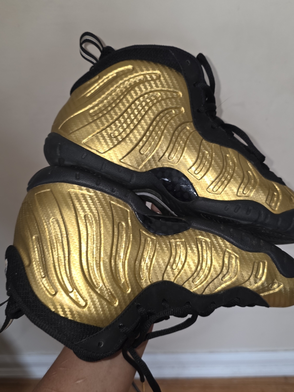 ☆Nike Metallic Gold and Black Foamposite Sneakers 6y☆ - Picture 6 of 6